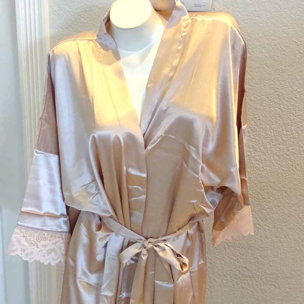 Babeyond Truly Timeless Robe - Picture 2 of 6